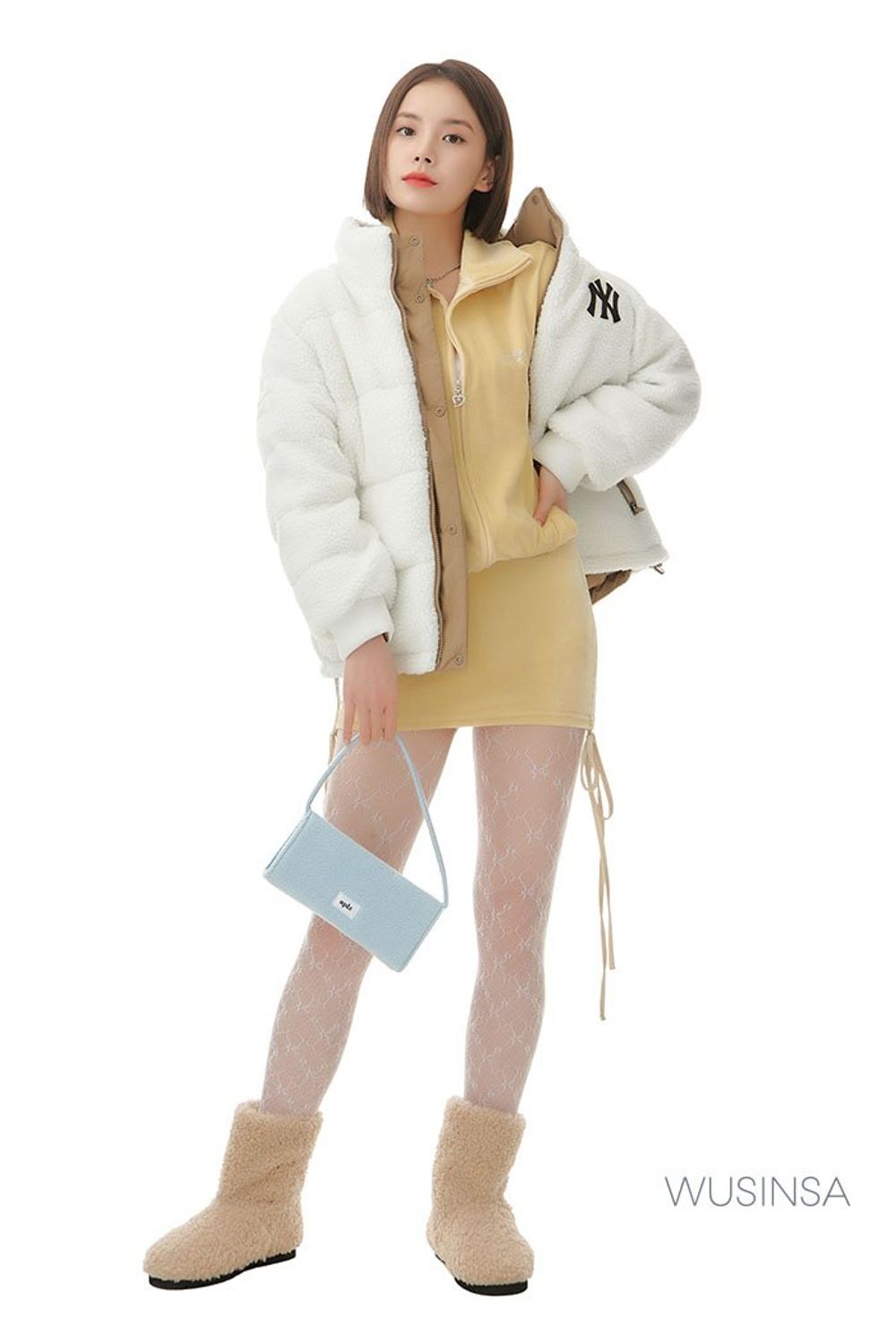 플리스 소재가 돋보이는 숏 패딩에 화사한 옐로 컬러 셋업을 매치하고 털 부츠로 귀여운 무드를 더한 걸리시 룩 #화사한 #로고플레이 #셋업코디 #벨루어 #퍼 #테리 #셔링 #리버서블 #겨울 #걸리시