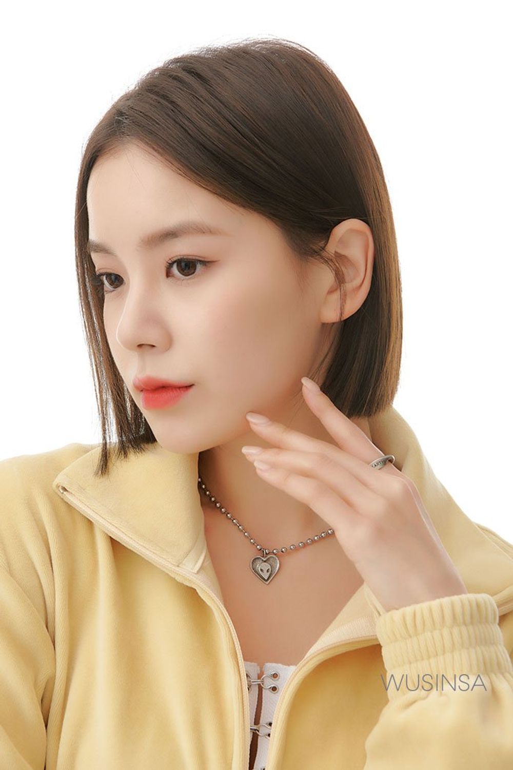 플리스 소재가 돋보이는 숏 패딩에 화사한 옐로 컬러 셋업을 매치하고 털 부츠로 귀여운 무드를 더한 걸리시 룩 #화사한 #로고플레이 #셋업코디 #벨루어 #퍼 #테리 #셔링 #리버서블 #겨울 #걸리시