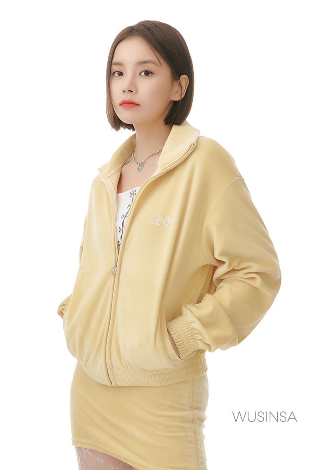 플리스 소재가 돋보이는 숏 패딩에 화사한 옐로 컬러 셋업을 매치하고 털 부츠로 귀여운 무드를 더한 걸리시 룩 #화사한 #로고플레이 #셋업코디 #벨루어 #퍼 #테리 #셔링 #리버서블 #겨울 #걸리시
