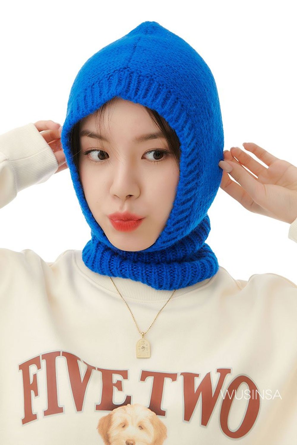 코듀로이 패딩에 스웨트셔츠를 매치하고 비비드한 컬러의 바라클라바로 포인트를 준 캐주얼 룩 #화사한 #귀여운 #그래픽 #컬러포인트 #비비드 #코듀로이 #퍼 #겨울 #캐주얼