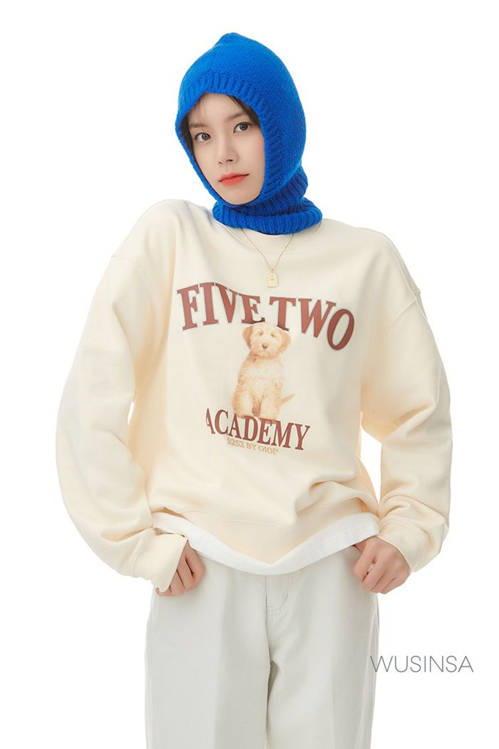 코듀로이 패딩에 스웨트셔츠를 매치하고 비비드한 컬러의 바라클라바로 포인트를 준 캐주얼 룩 #화사한 #귀여운 #그래픽 #컬러포인트 #비비드 #코듀로이 #퍼 #겨울 #캐주얼