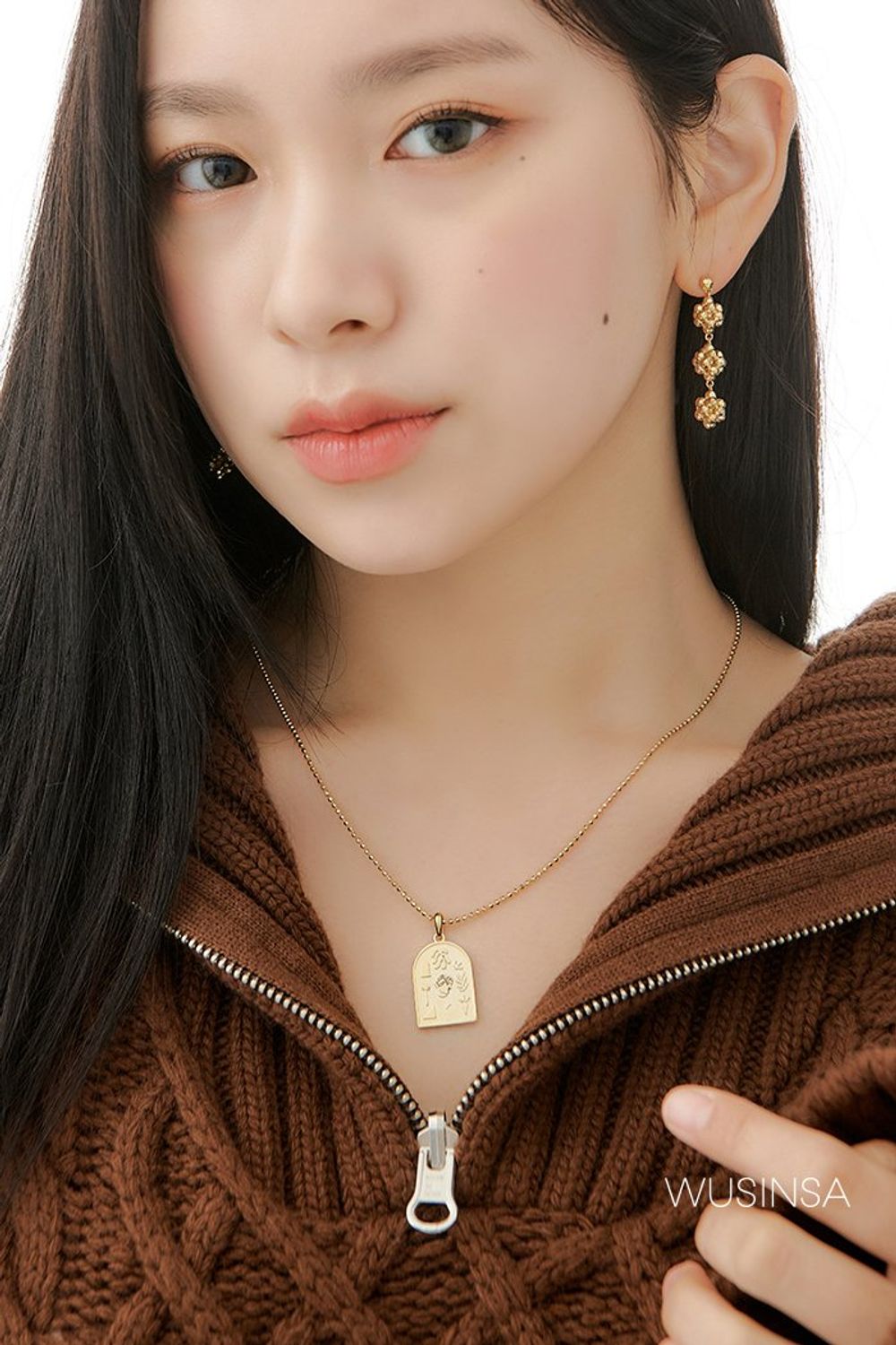 빅 카라 디테일이 돋보이는 니트에 패딩 재킷을 걸치고 플리츠스커트로 연출한 로맨틱 룩 #오버핏 #컬러포인트 #데이트 #플리츠 #빅카라 #겨울 #로맨틱