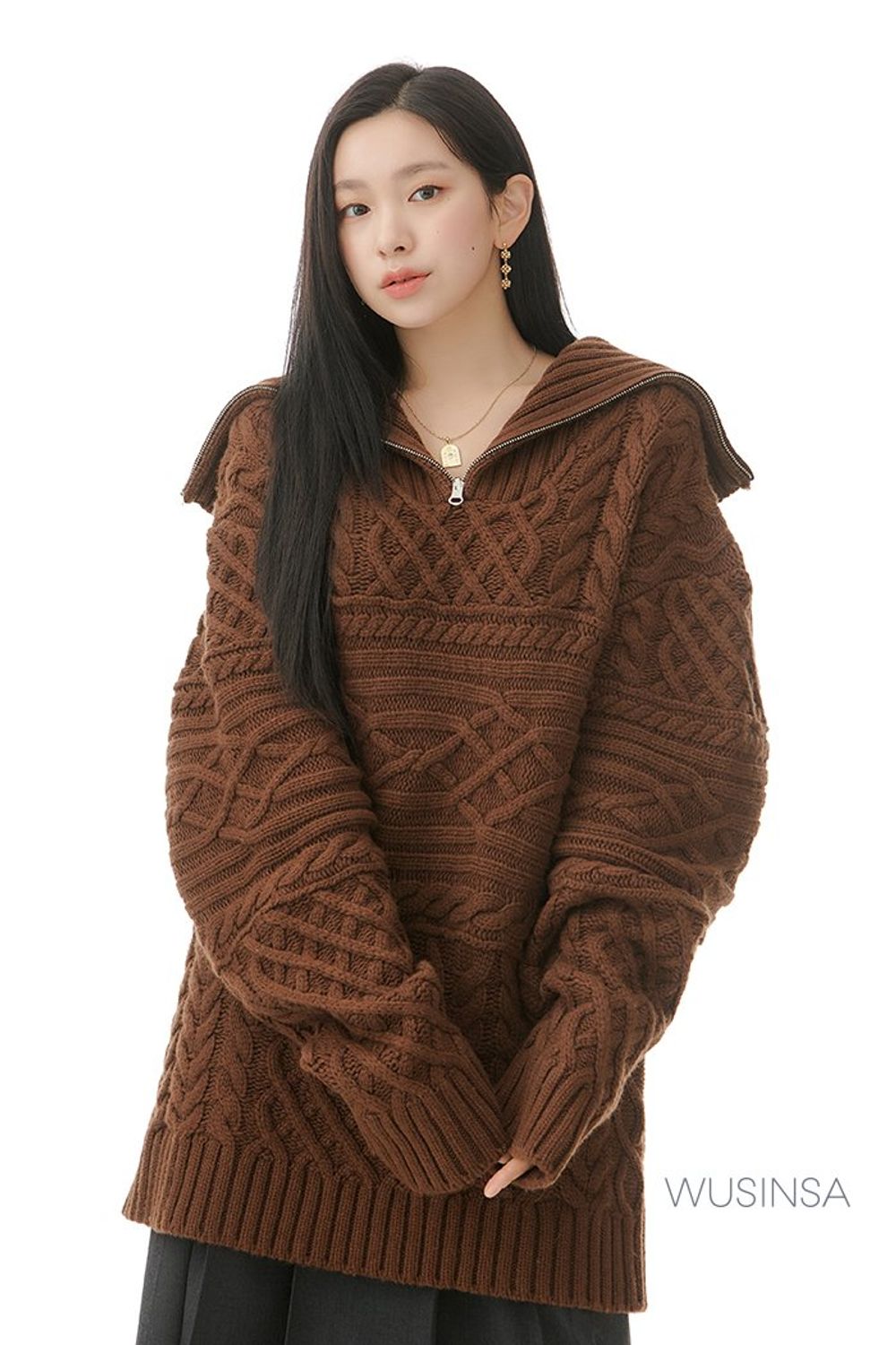 빅 카라 디테일이 돋보이는 니트에 패딩 재킷을 걸치고 플리츠스커트로 연출한 로맨틱 룩 #오버핏 #컬러포인트 #데이트 #플리츠 #빅카라 #겨울 #로맨틱