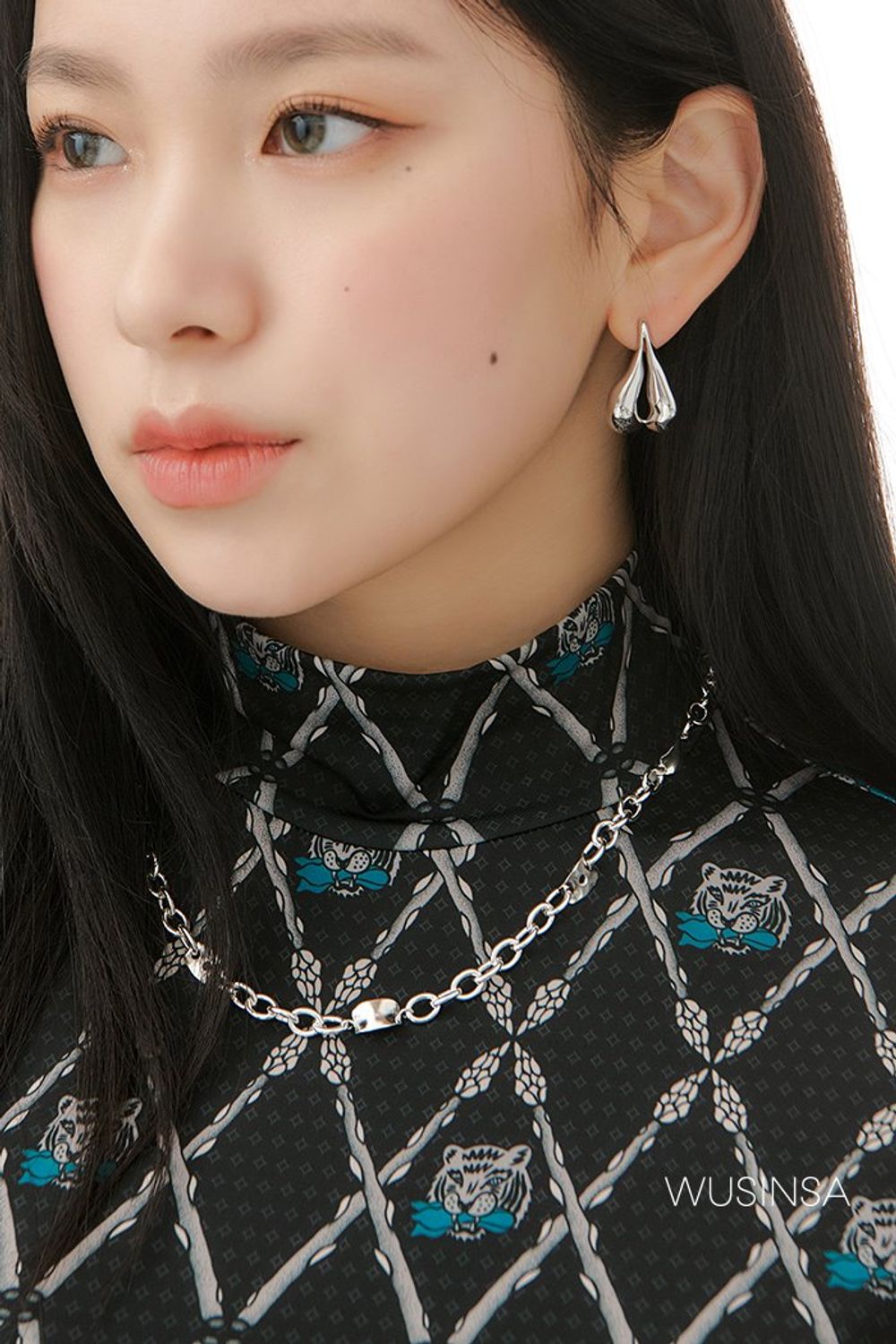 유니크한 패턴이 돋보이는 탑에 숏 패딩과 플리츠스커트를 코디하고 셔링 부츠로 포인트를 더한 시크 룩 #유니크 #체크 #애니멀 #레더 #글로시 #셔링 #플리츠 #겨울 #시크