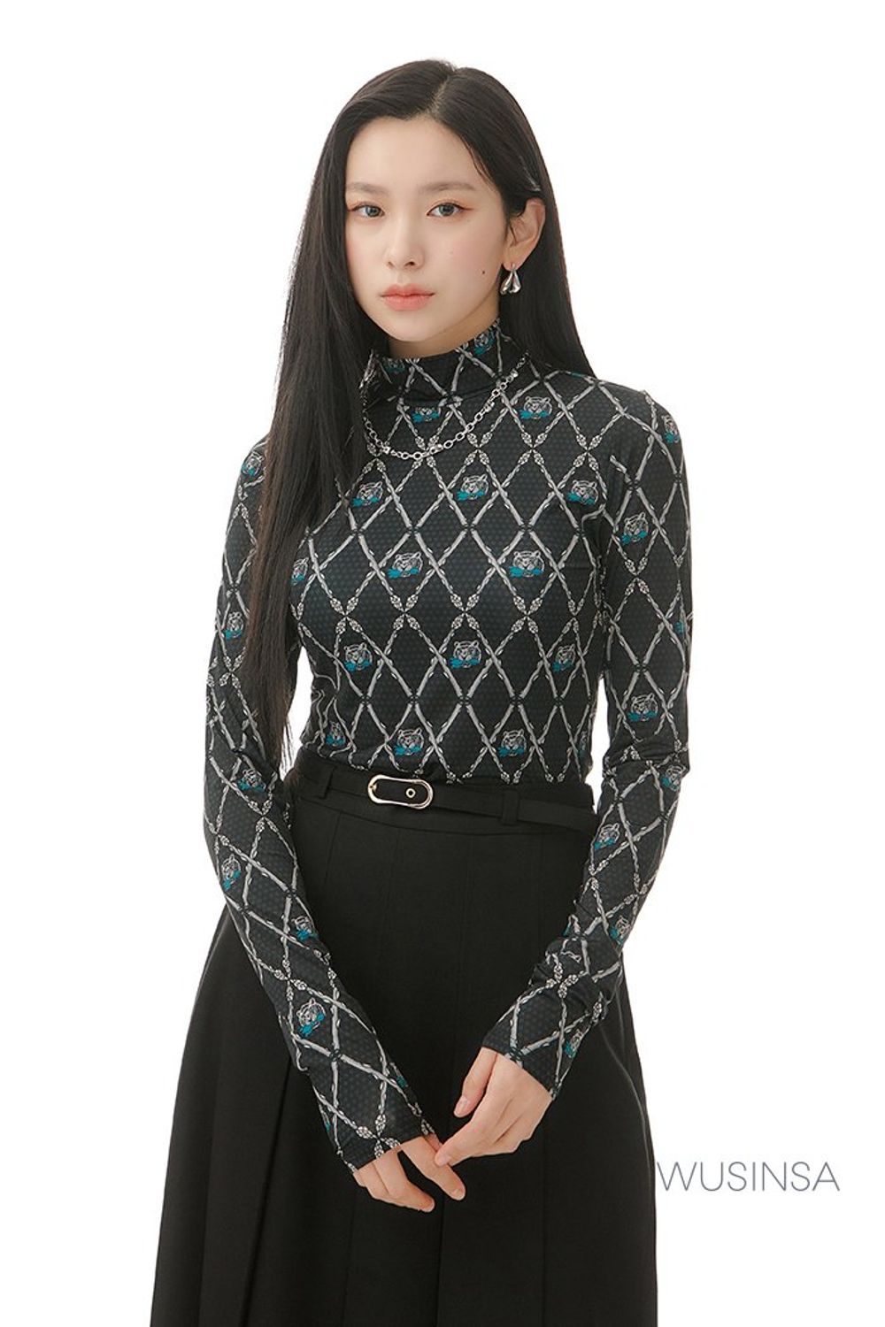 유니크한 패턴이 돋보이는 탑에 숏 패딩과 플리츠스커트를 코디하고 셔링 부츠로 포인트를 더한 시크 룩 #유니크 #체크 #애니멀 #레더 #글로시 #셔링 #플리츠 #겨울 #시크