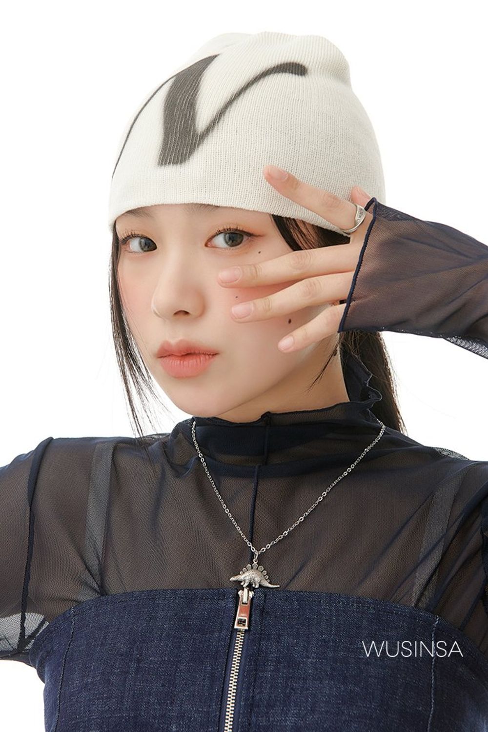 시스루 탑에 뷔스티에를 레이어드하고 패턴 비니와 컬러 백으로 유니크한 포인트를 더한 걸리시 룩 #유니크 #화사한 #컬러포인트 #비비드 #레이어드룩 #짧치 #시스루 #슬릿 #리버서블 #겨울 #걸리시