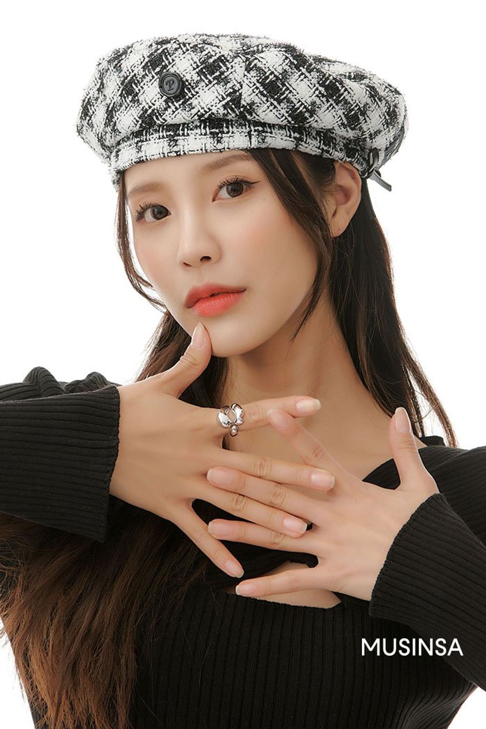 퍼 재킷과 플리츠스커트를 매치하고 체크 베레로 포인트를 준 걸리시 룩 #컬러포인트 #모노톤 #체크 #트위드 #퍼 #플리츠 #겨울 #걸리시