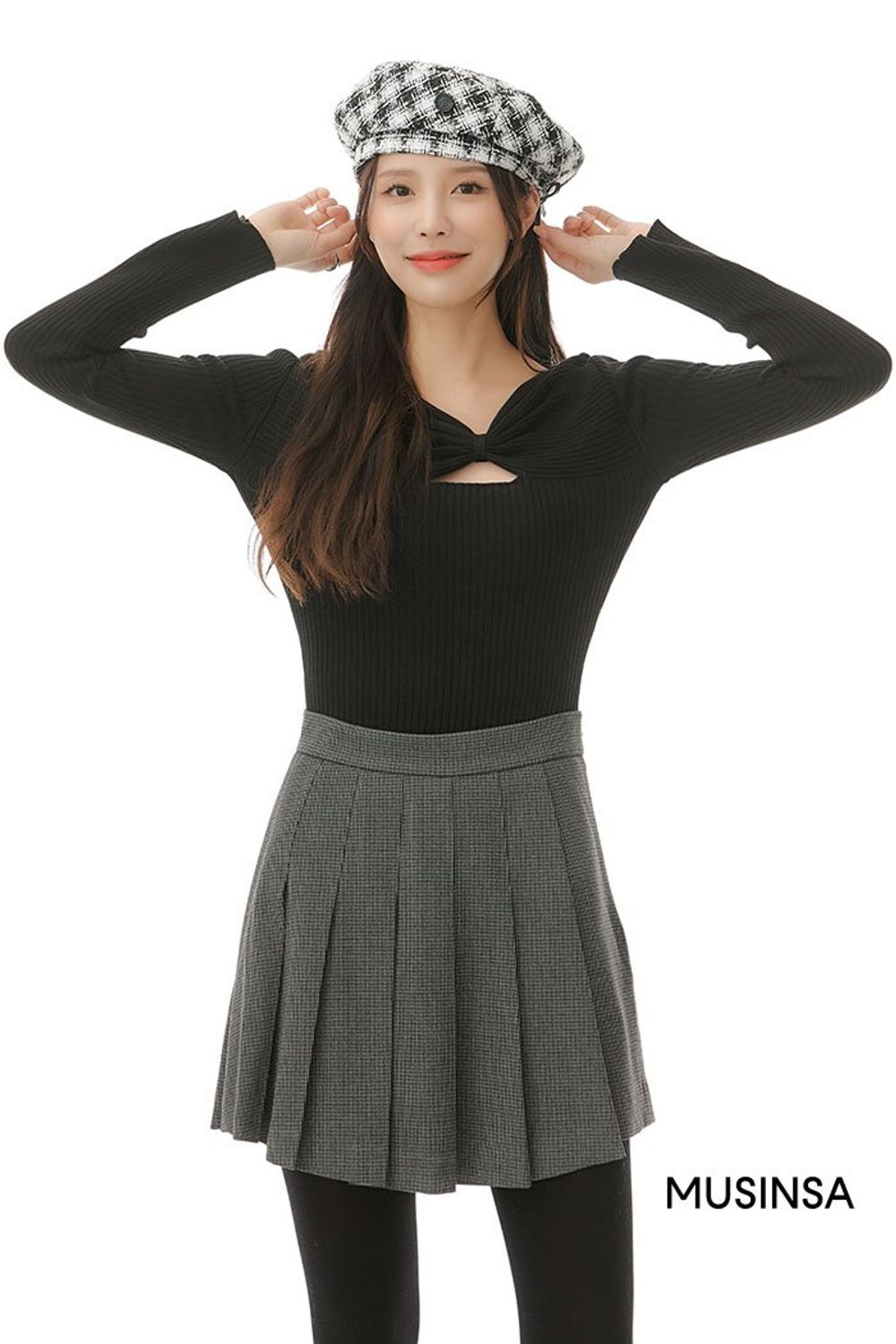 퍼 재킷과 플리츠스커트를 매치하고 체크 베레로 포인트를 준 걸리시 룩 #컬러포인트 #모노톤 #체크 #트위드 #퍼 #플리츠 #겨울 #걸리시