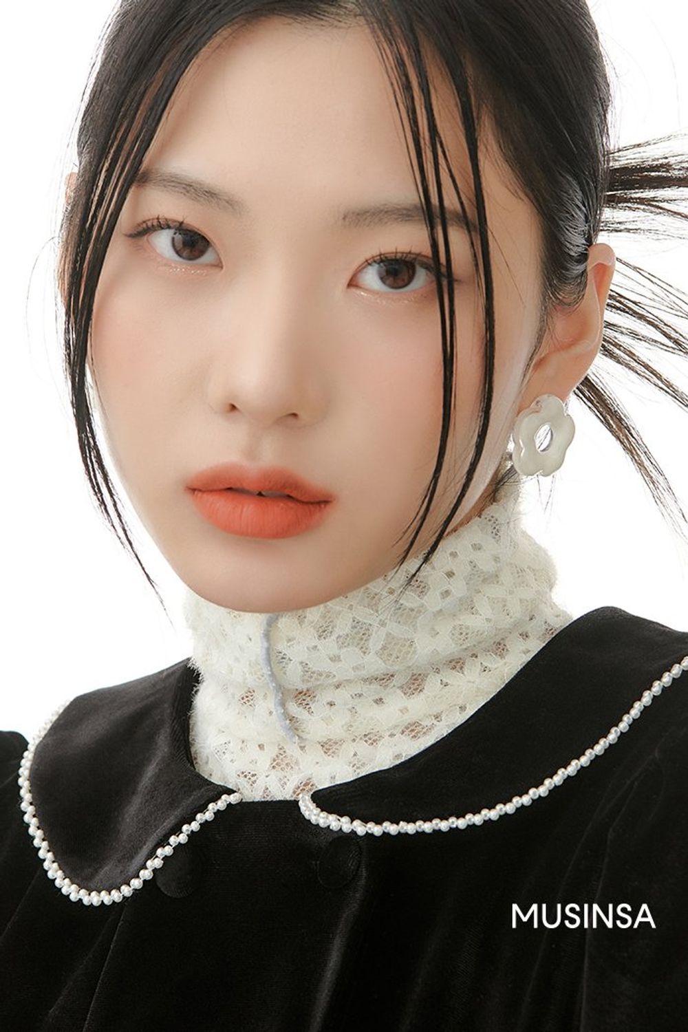 사랑스러운 무드의 벨벳 원피스로 꾸민 걸리시 룩 #레이어드룩 #얼죽코 #데이트 #레이스 #퀼팅 #겨울 #걸리시