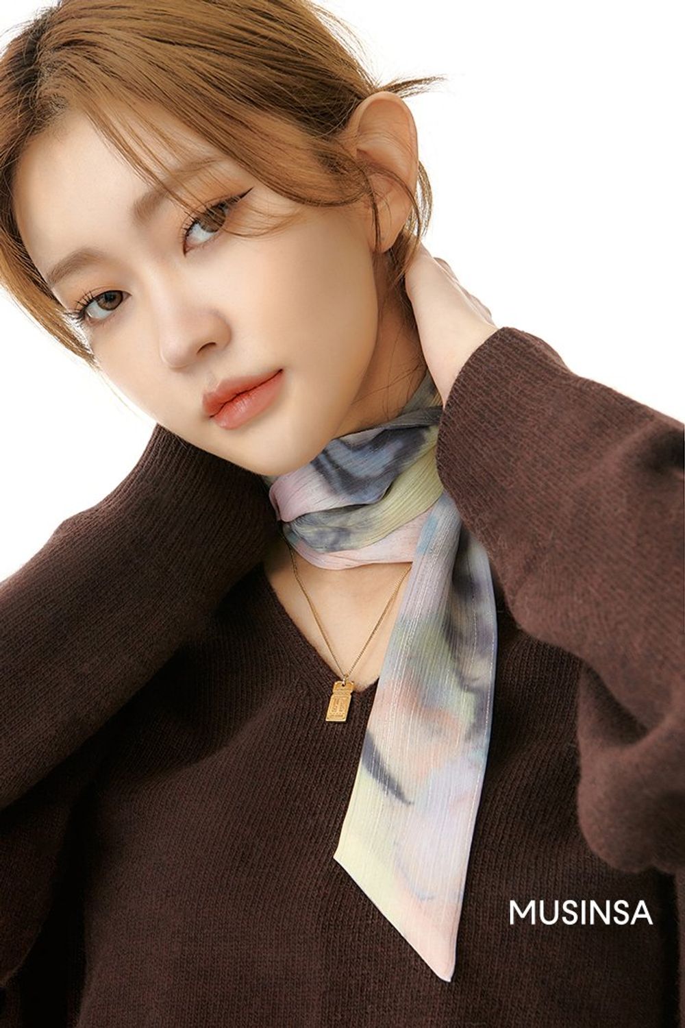 화이트 퍼 재킷에 브이넥 니트와 스키니 팬츠를 코디하고 스카프로 멋스럽게 마무리한 로맨틱 룩 #스키니 #파스텔 #데이트 #퍼 #겨울 #로맨틱