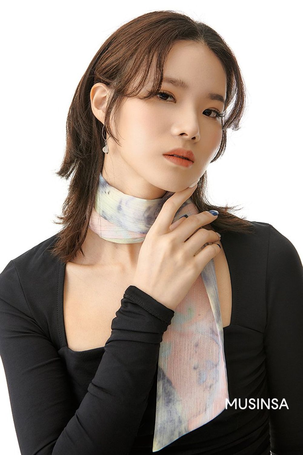 슬림한 핏의 티셔츠와 팬츠를 매치하고 퍼 재킷을 걸쳐 마무리한 시크 룩 #부츠컷 #스퀘어넥 #퍼 #글로시 #퀼팅 #겨울 #시크