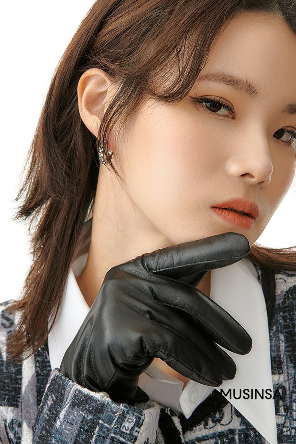 간결한 실루엣의 코트와 슬랙스를 매치하고 그래픽이 돋보이는 트위드 재킷으로 포인트를 준 시크 룩 #그래픽 #와이드핏 #모노톤 #레이어드룩 #얼죽코 #트위드 #핀턱 #퀼팅 #겨울 #시크