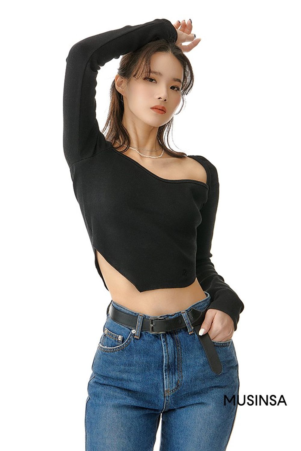 패턴 재킷과 데님 팬츠를 매치하고 스웨이드 백으로 포인트를 준 시크 룩 #슬림핏 #아가일 #웨스턴 #스웨이드 #퍼 #워싱 #겨울 #시크