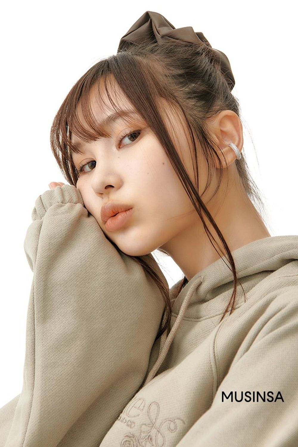 오버 핏의 후드 티셔츠에 패턴 팬츠를 더한 후 패딩으로 마무리한 캐주얼 룩 #로고플레이 #오버핏 #부츠컷 #체크 #꾸안꾸 #캠퍼스 #신학기 #겨울 #캐주얼