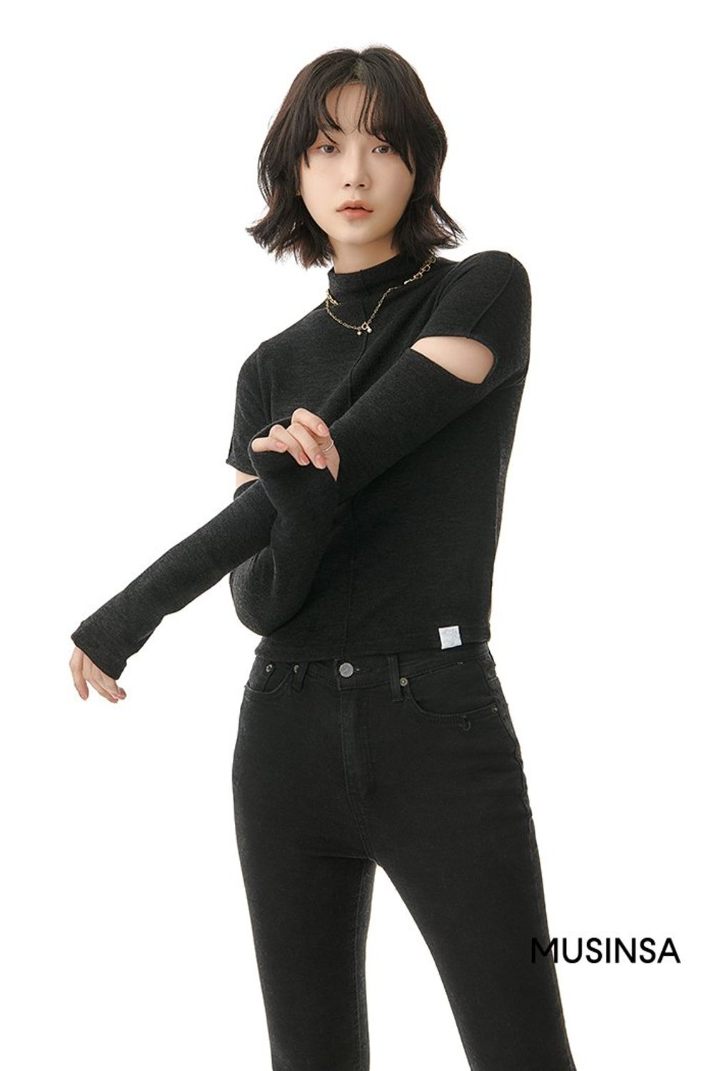 담백한 슬릿 탑에 스키니 팬츠를 매치하고 브라운 컬러 퍼 재킷으로 포인트를 준 시크 룩 #스키니 #슬릿 #크롭 #퍼 #겨울 #시크