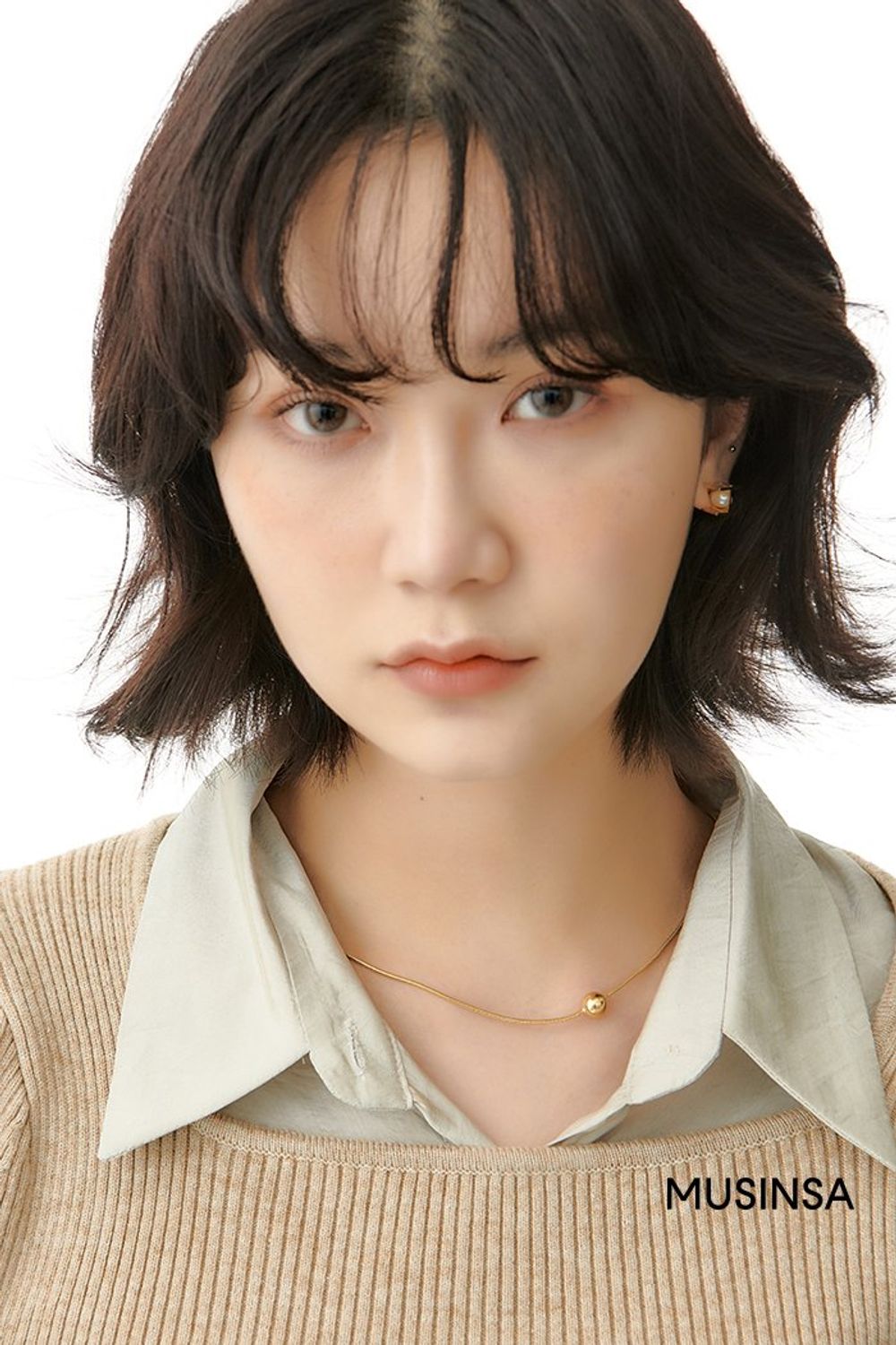 브라운 컬러 코트에 니트와 셔츠를 레이어드하고 울 팬츠와 퍼 슈즈로 멋스럽게 마무리한 포멀 룩 #톤온톤 #뉴트럴톤 #레이어드룩 #출근룩 #얼죽코 #퍼 #핀턱 #크롭 #퍼프소매 #겨울 #비즈니스캐주얼 #포멀