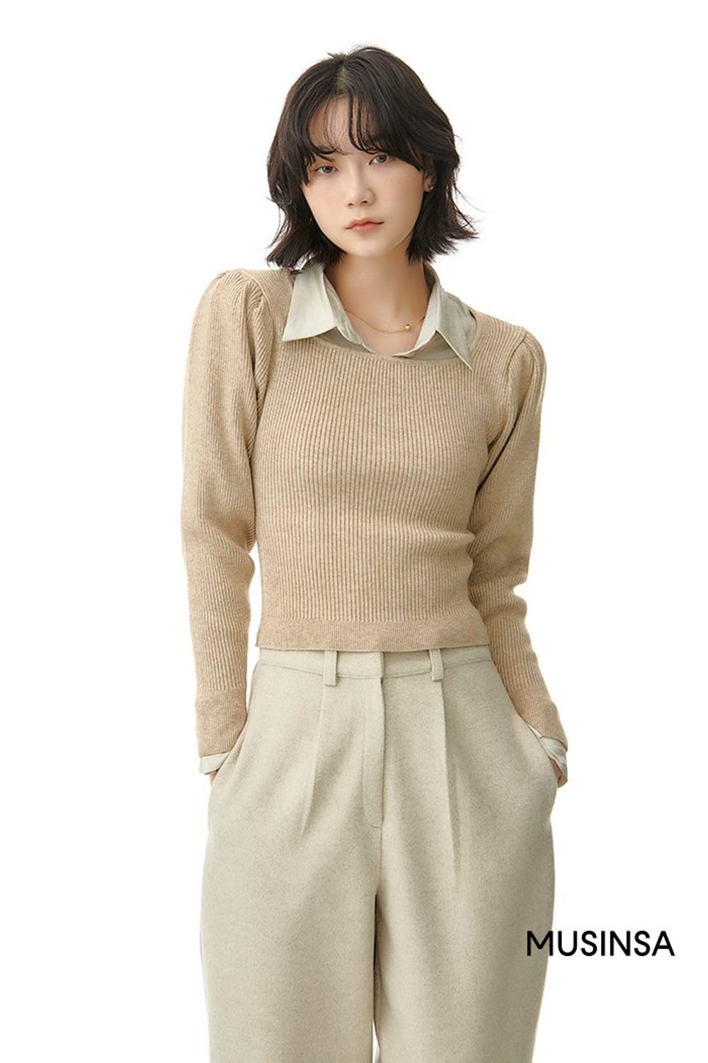 브라운 컬러 코트에 니트와 셔츠를 레이어드하고 울 팬츠와 퍼 슈즈로 멋스럽게 마무리한 포멀 룩 #톤온톤 #뉴트럴톤 #레이어드룩 #출근룩 #얼죽코 #퍼 #핀턱 #크롭 #퍼프소매 #겨울 #비즈니스캐주얼 #포멀