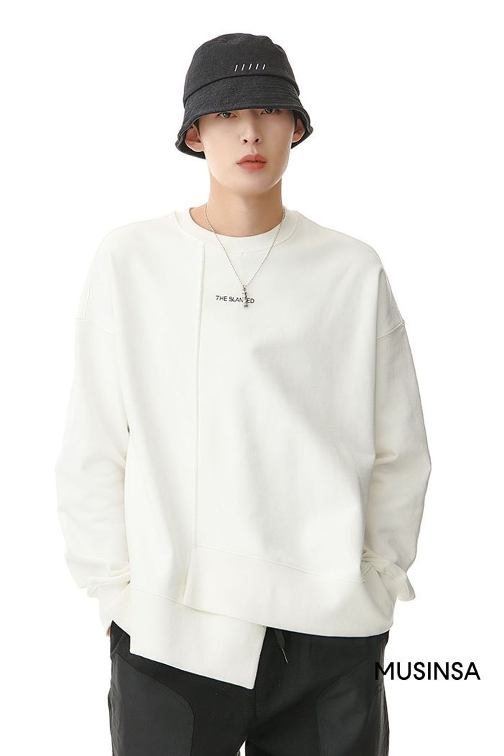 레드 컬러가 돋보이는 숏 패딩과 스웨트셔츠, 코튼 팬츠로 유니크하게 완성한 스트릿 룩 #유니크 #로고플레이 #컬러포인트 #비비드 #컬러블록 #힙합 #겨울 #스트릿