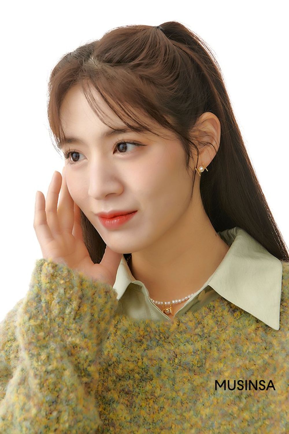 베이지 컬러 숏 코트에 니트와 셔츠를 레이어드하고 유니크한 부츠로 마무리한 로맨틱 룩 #데이트 #뉴트럴톤 #워싱 #겨울 #로맨틱
