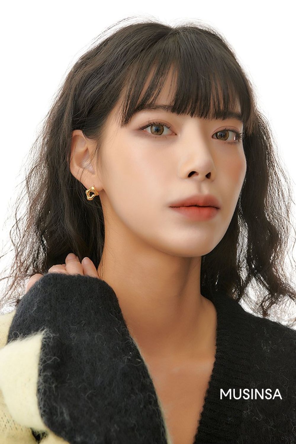 체커보드 카디건에 부츠 컷 팬츠를 매치한 후 퍼 재킷을 더해 완성한 로맨틱 룩 #데이트 #여친룩 #부츠컷 #컬러블록 #워싱 #앙고라 #퍼 #겨울 #로맨틱
