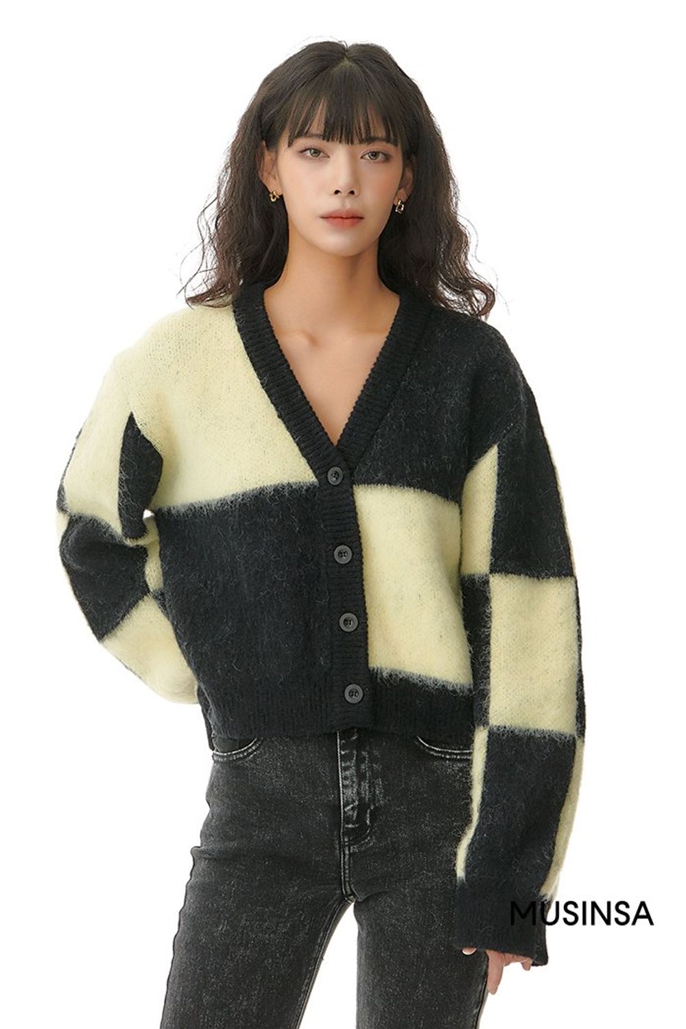 체커보드 카디건에 부츠 컷 팬츠를 매치한 후 퍼 재킷을 더해 완성한 로맨틱 룩 #데이트 #여친룩 #부츠컷 #컬러블록 #워싱 #앙고라 #퍼 #겨울 #로맨틱