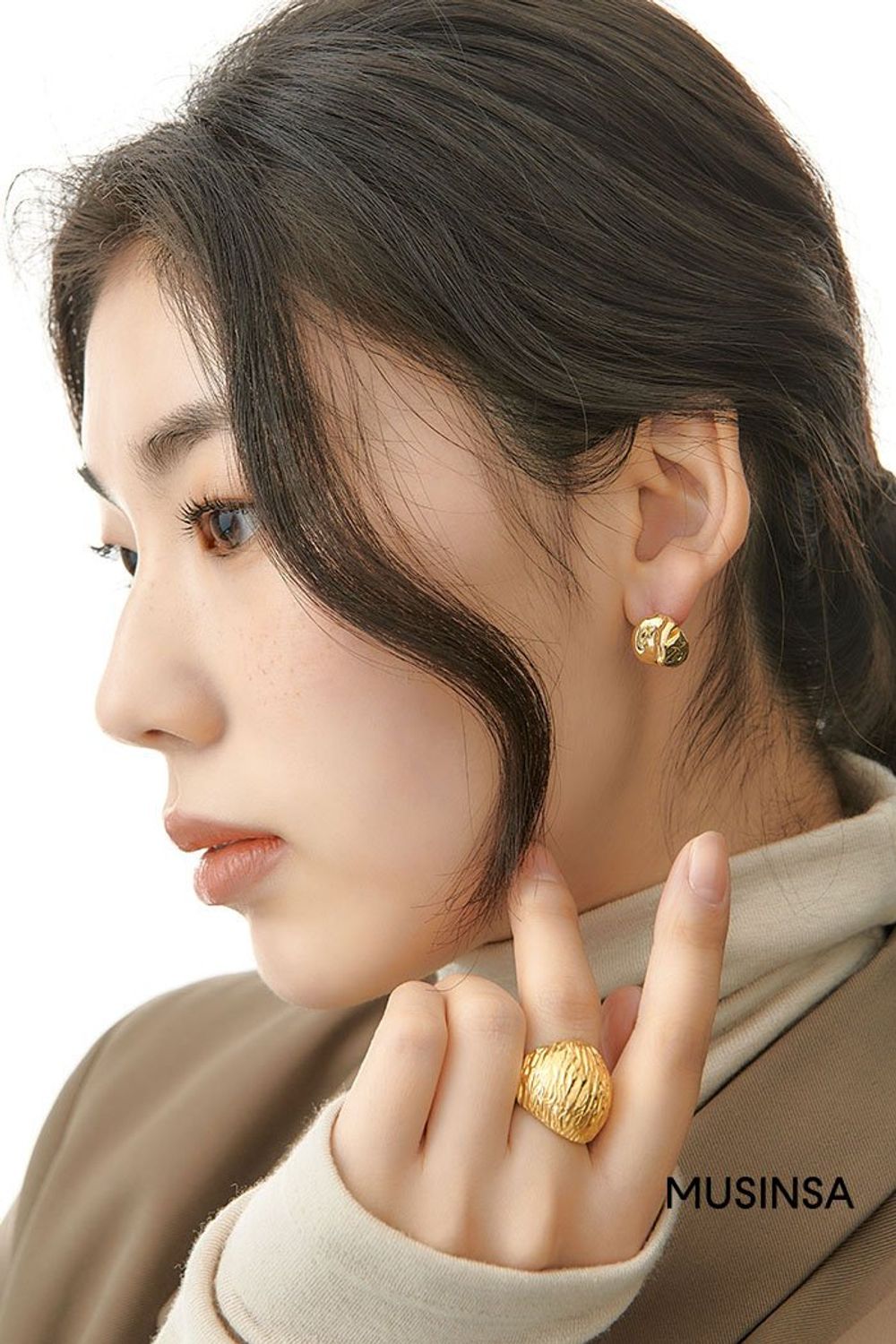 브라운 컬러의 블레이저에 슬랙스를 더한 후 화사한 코트로 마무리한 포멀 룩 #격식 #와이드핏 #톤온톤 #뉴트럴톤 #레이어드룩 #출근룩 #얼죽코 #핀턱 #겨울 #미니멀 #비즈니스캐주얼 #포멀