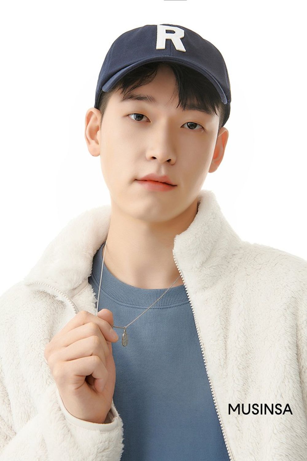 블루 컬러 스웨트셔츠에 카고 팬츠를 매치하고 플리스 집업과 숏 패딩을 레이어드해 마무리한 캐주얼 룩 #파스텔 #레이어드룩 #꾸안꾸 #퍼 #캠퍼스 #신학기 #카고 #겨울 #캐주얼