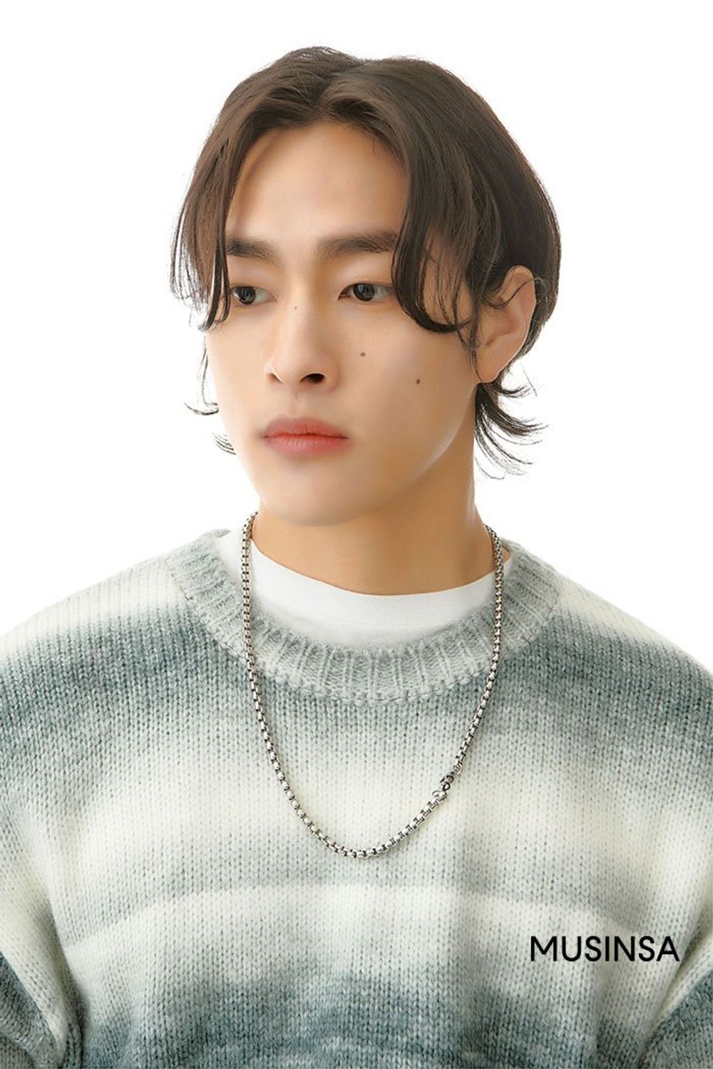 유니크한 패턴의 스웨터와 데님 팬츠를 코디하고 무톤 재킷으로 마무리한 캐주얼 룩 #유니크 #심볼 #와이드핏 #컬러블록 #레더 #워싱 #카고 #겨울 #캐주얼