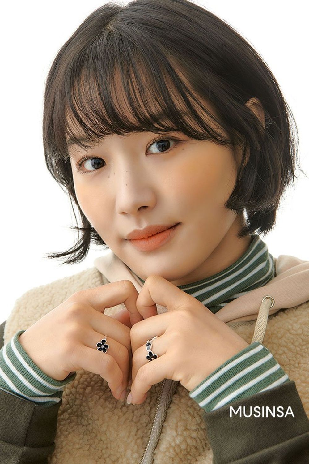 오버 핏 패딩에 플리스 베스트와 롱 원피스를 레이어드하고 털 슬리퍼로 마무리한 캐주얼 룩 #편안한 #뉴트럴톤 #스트라이프 #페이즐리 #퍼 #슬릿 #리버서블 #크로셰 #겨울 #캐주얼