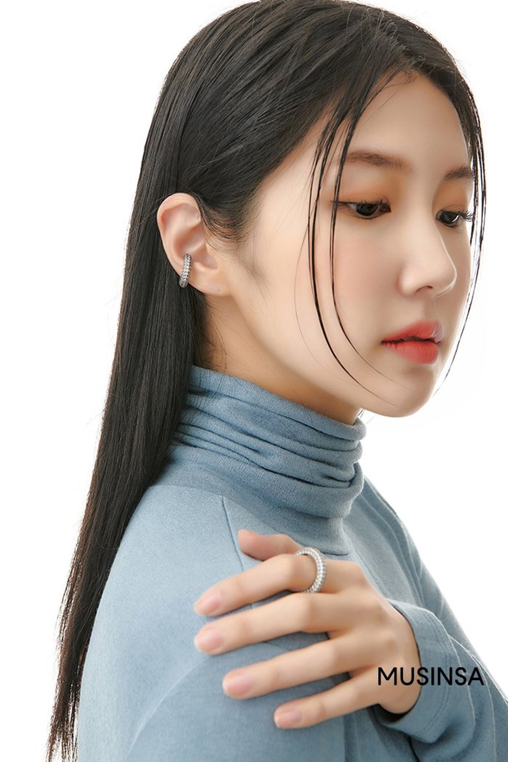 터틀넥 티셔츠와 와이드 팬츠를 매치하고 체크 재킷을 걸쳐 마무리한 포멀 룩 #와이드핏 #하이웨이스트 #체크 #출근룩 #코듀로이 #봄 #비즈니스캐주얼 #포멀