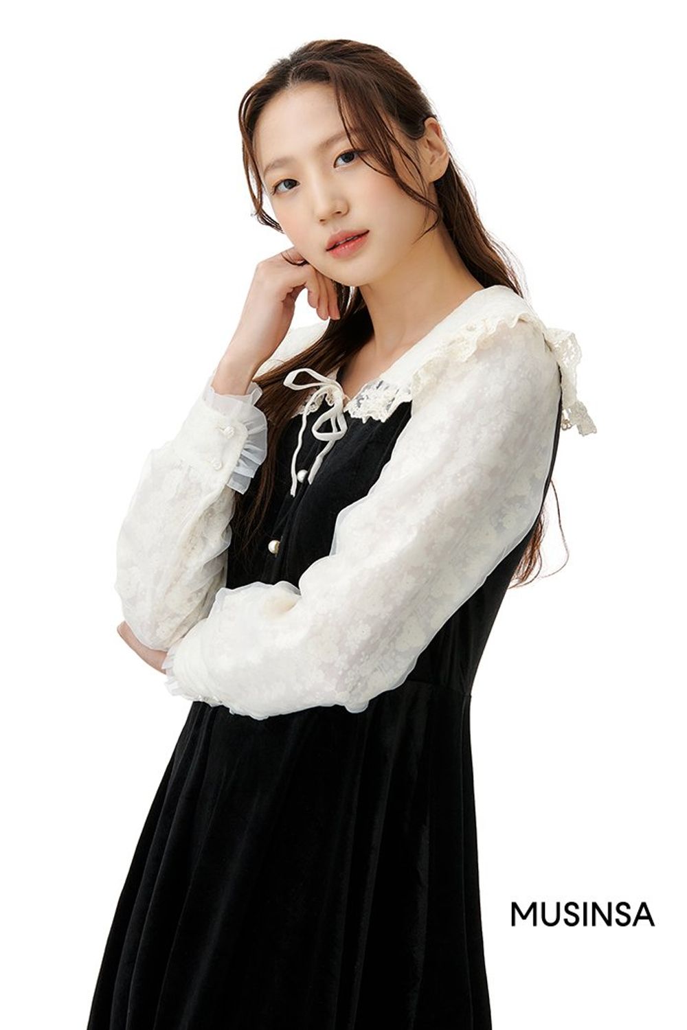 레이스 디테일이 돋보이는 원피스에 블레이저 재킷을 걸쳐 마무리한 로맨틱 룩 #환절기 #컬러블록 #벨루어 #레이스 #봄 #로맨틱