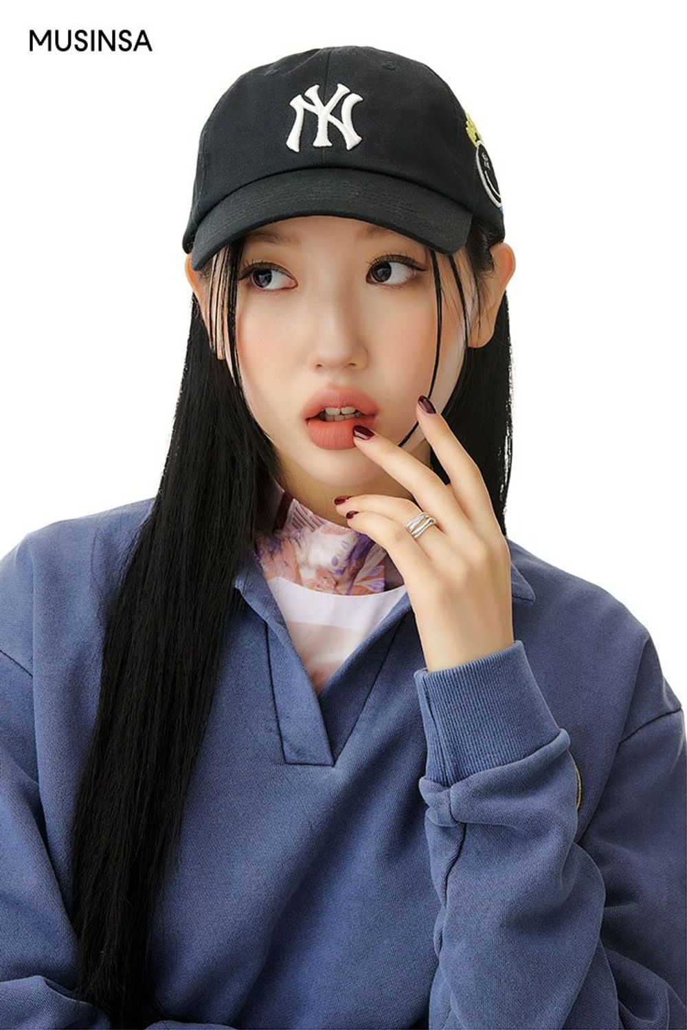 그래픽이 돋보이는 원피스에 스웨트셔츠를 더해 마무리한 스트릿 룩 #그래픽 #레이어드룩 #심볼 #슬릿 #맥시 #봄 #스트릿
