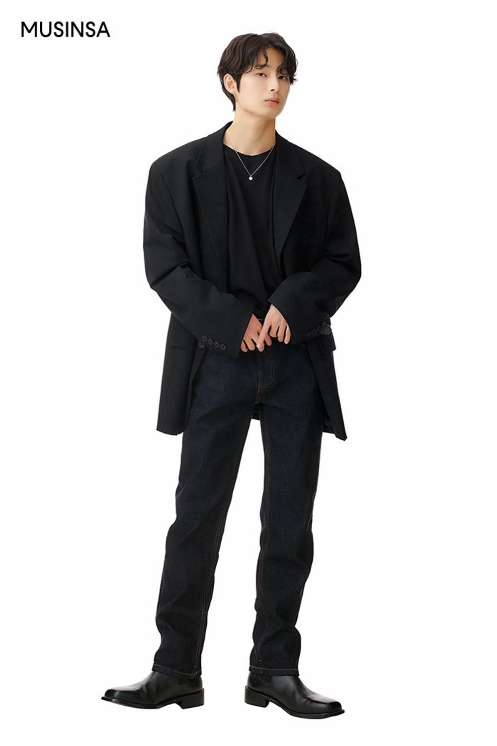 블랙 컬러 반팔 티셔츠와 데님 팬츠를 매치하고 오버 핏이 돋보이는 블레이져를 걸쳐 마무리한 댄디 룩 #환절기 #슬림핏 #오버핏 #올블랙 #데이트 #남친룩 #봄 #댄디