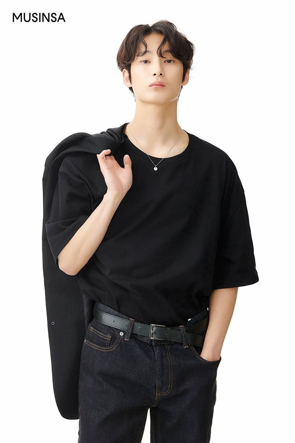 블랙 컬러 반팔 티셔츠와 데님 팬츠를 매치하고 오버 핏이 돋보이는 블레이져를 걸쳐 마무리한 댄디 룩 #환절기 #슬림핏 #오버핏 #올블랙 #데이트 #남친룩 #봄 #댄디