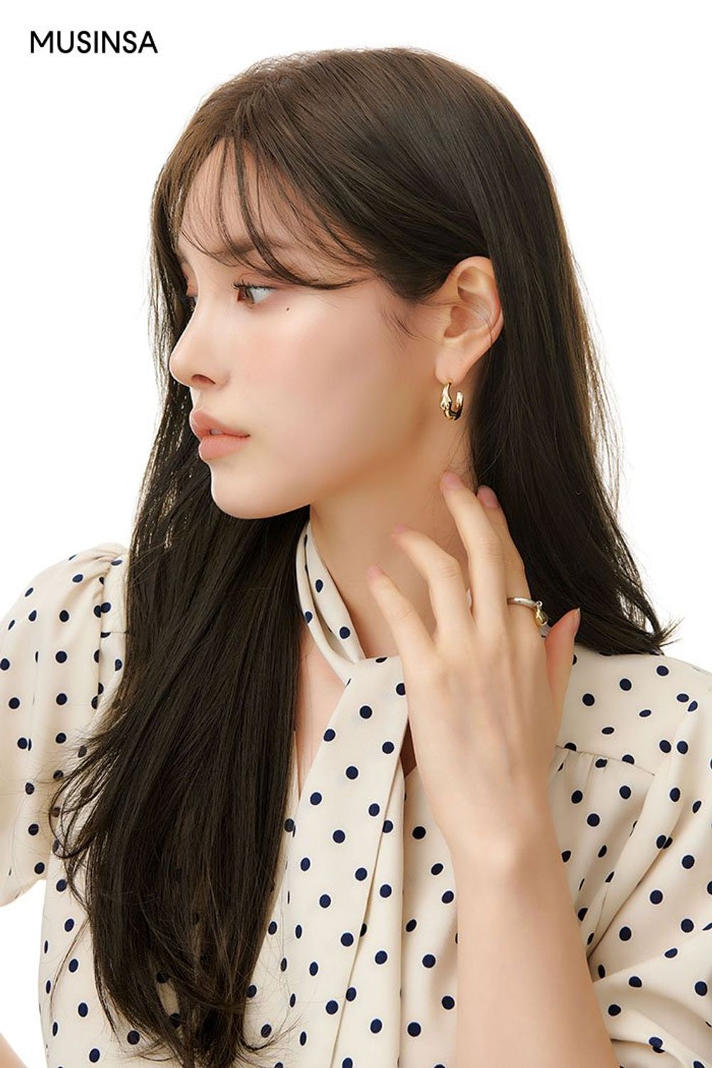 도트 패턴이 돋보이는 블라우스에 플리츠스커트를 코디하고 롱부츠로 마무리한 로맨틱 룩 #화사한 #도트 #셋업코디 #데이트 #플리츠 #소개팅 #봄 #로맨틱