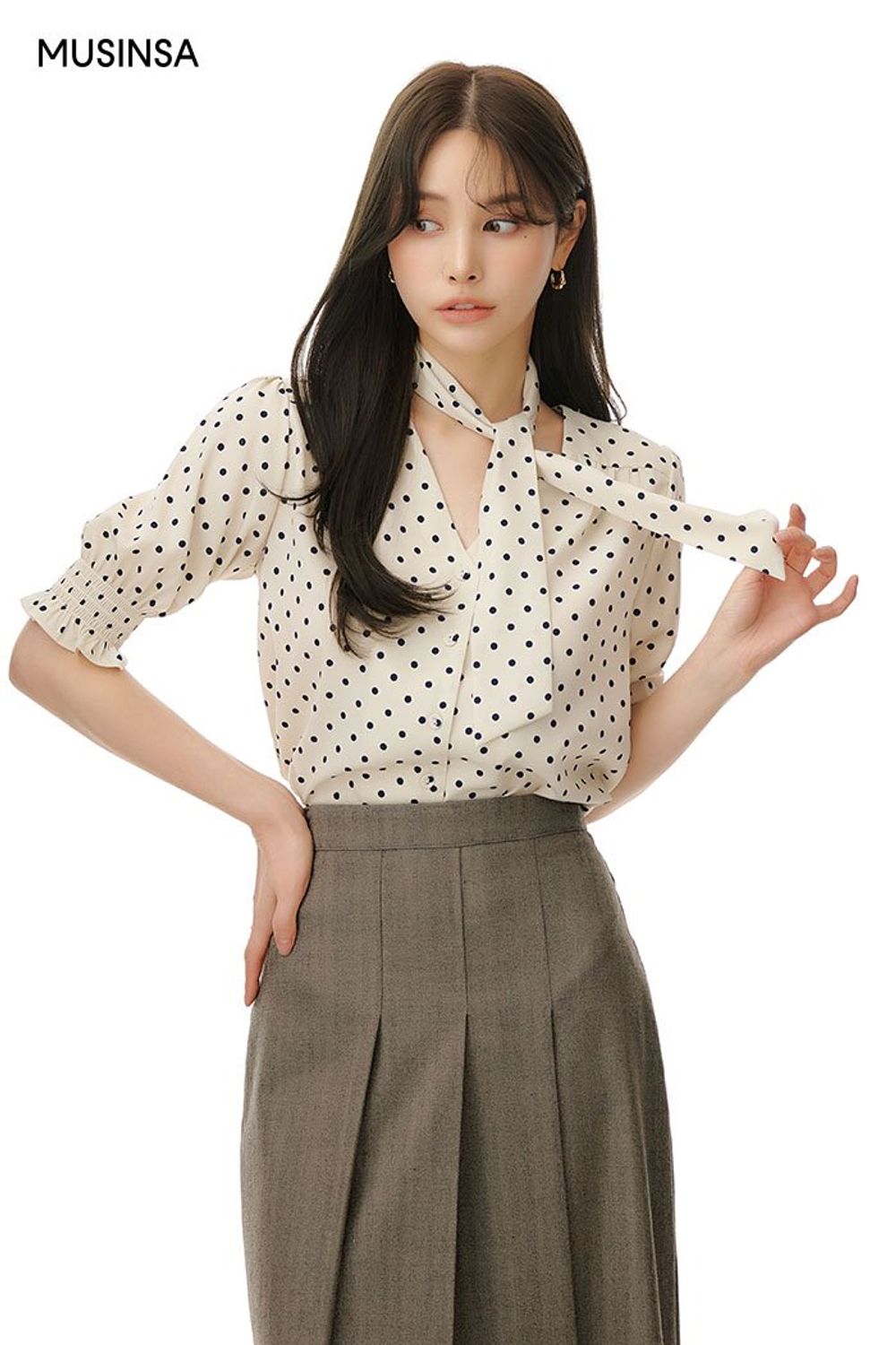 도트 패턴이 돋보이는 블라우스에 플리츠스커트를 코디하고 롱부츠로 마무리한 로맨틱 룩 #화사한 #도트 #셋업코디 #데이트 #플리츠 #소개팅 #봄 #로맨틱