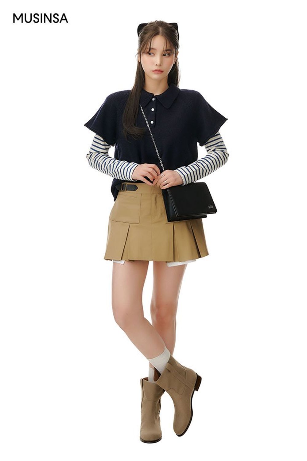 스트라이프 탑에 반팔 니트를 레이어드하고 플리츠스커트와 부츠로 마무리한 걸리시 룩 #스트라이프 #레이어드룩 #짧치 #린넨 #여친룩 #플리츠 #봄 #걸리시