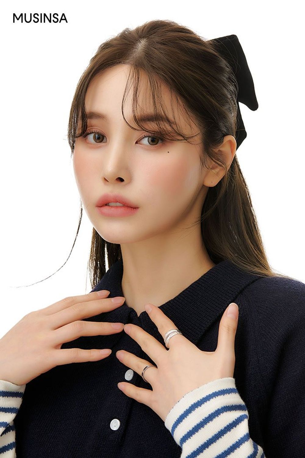 스트라이프 탑에 반팔 니트를 레이어드하고 플리츠스커트와 부츠로 마무리한 걸리시 룩 #스트라이프 #레이어드룩 #짧치 #린넨 #여친룩 #플리츠 #봄 #걸리시