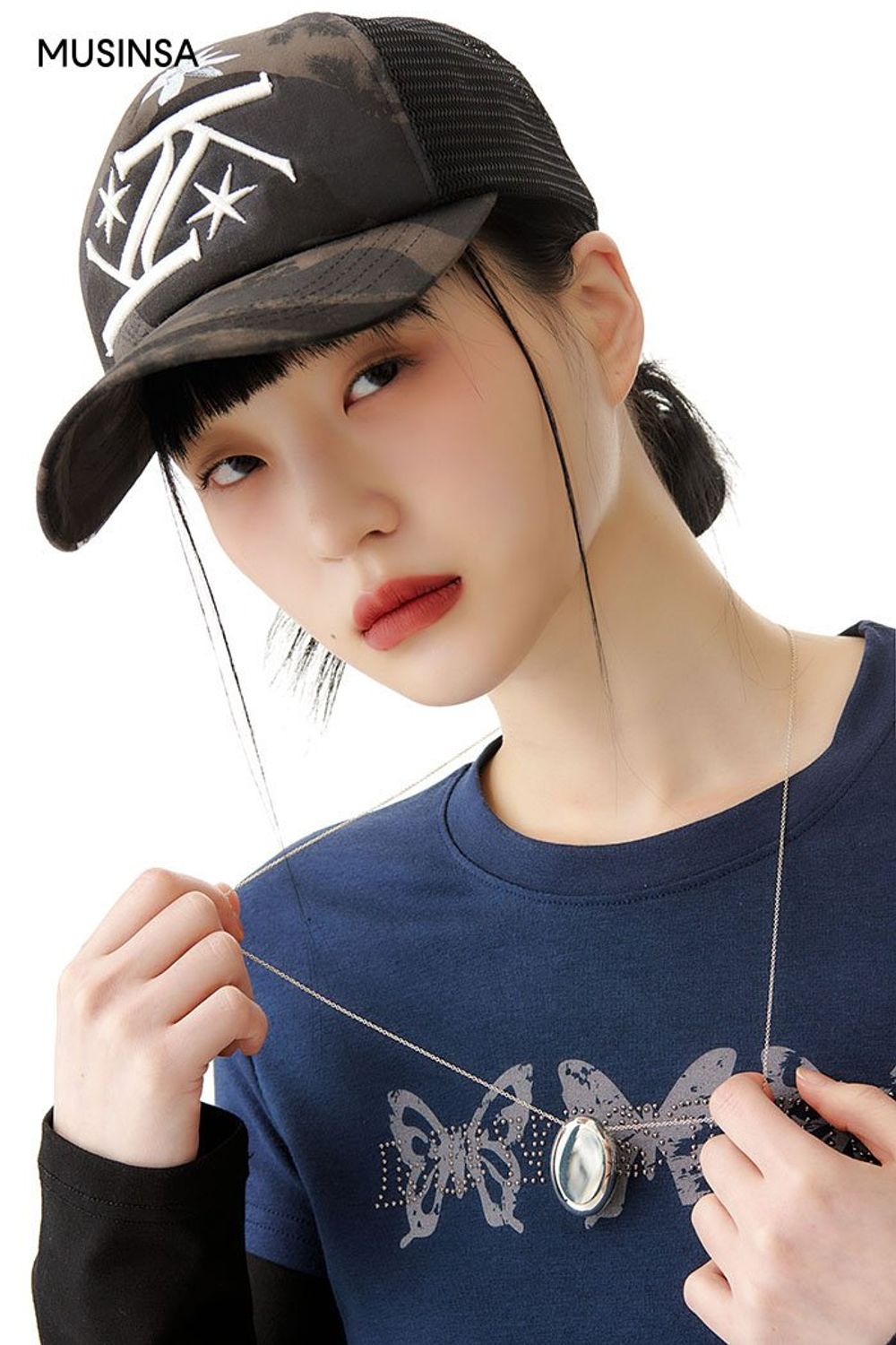 레이어드 디테일이 돋보이는 티셔츠에 스웨트 팬츠와 패턴 캡으로 스트릿 무드를 더한 코디네이션 #유니크 #그래픽 #컬러블록 #카무플라주 #힙합 #레더 #키높이 #봄 #스트릿
