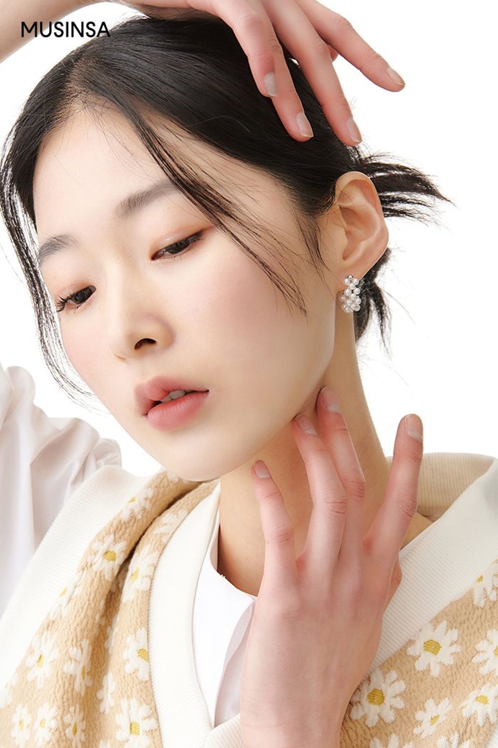 퍼프소매 디테일의 블라우스와 플로럴 패턴 베스트, 부츠 컷 팬츠로 꾸민 로맨틱 룩 #화사한 #부츠컷 #파스텔 #플라워 #레이어드룩 #데이트 #워싱 #크롭 #퍼프소매 #봄 #로맨틱