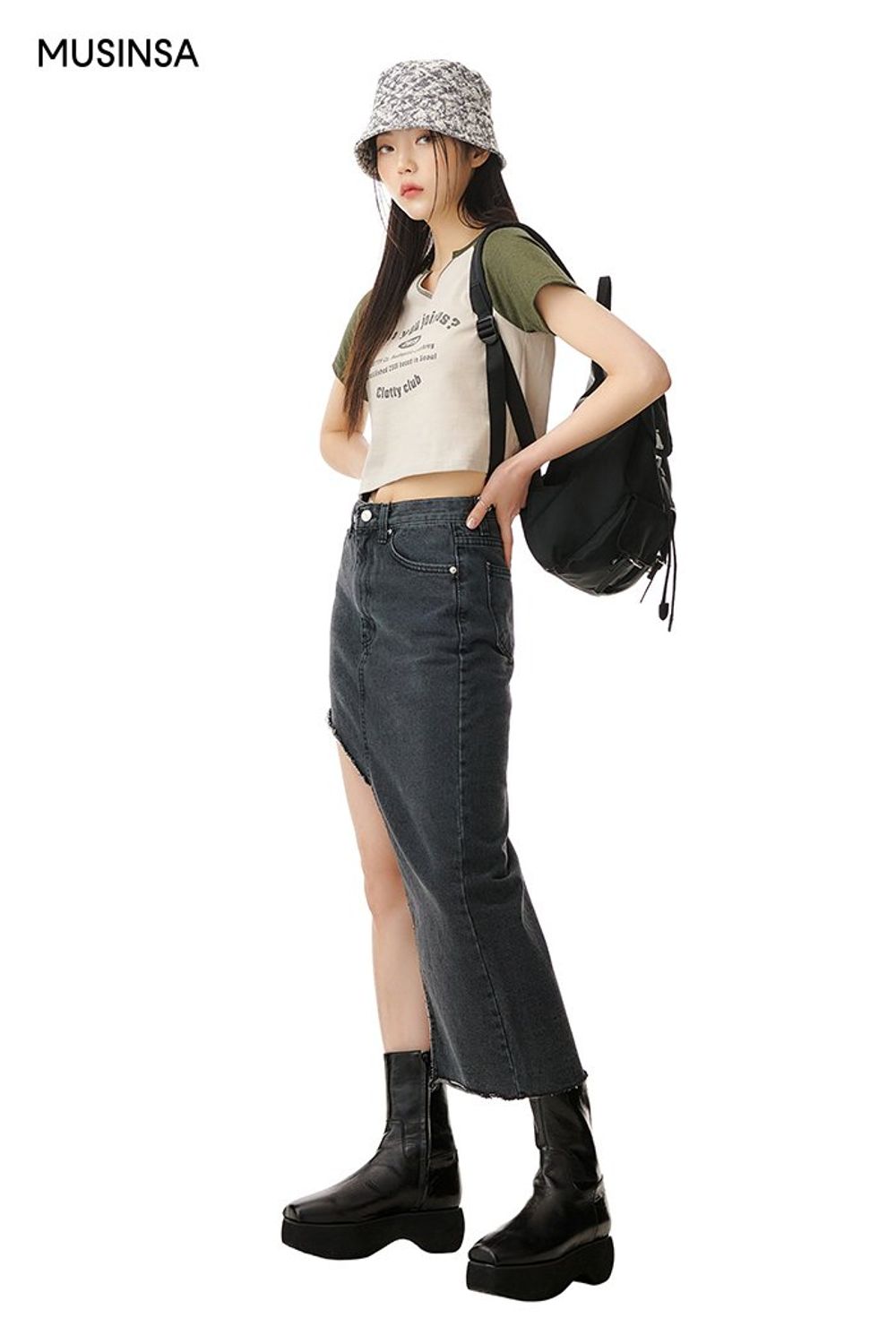 언밸런스 디테일이 돋보이는 데님 스커트와 크롭 티셔츠, 버킷햇으로 꾸민 스트릿 코디네이션 #유니크 #레터링 #타이다이 #키높이 #래글런 #크롭 #언밸런스 #봄 #스트릿