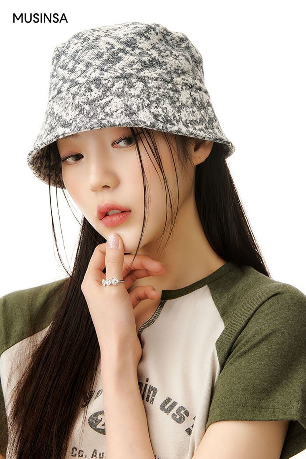 언밸런스 디테일이 돋보이는 데님 스커트와 크롭 티셔츠, 버킷햇으로 꾸민 스트릿 코디네이션 #유니크 #레터링 #타이다이 #키높이 #래글런 #크롭 #언밸런스 #봄 #스트릿