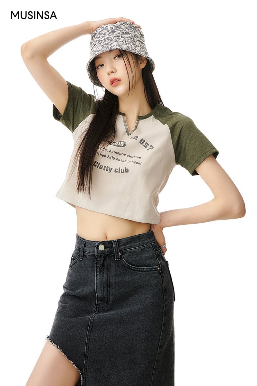 언밸런스 디테일이 돋보이는 데님 스커트와 크롭 티셔츠, 버킷햇으로 꾸민 스트릿 코디네이션 #유니크 #레터링 #타이다이 #키높이 #래글런 #크롭 #언밸런스 #봄 #스트릿