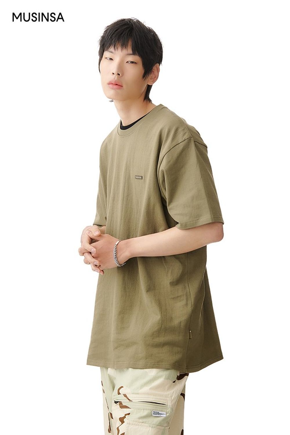 반팔 티셔츠에 카무플라주 패턴을 더한 조거 팬츠를 매치하고 재킷을 묶어 포인트를 준 스트릿 룩 #오버핏 #카무플라주 #힙합 #와펜 #뉴트럴톤 #카고 #봄 #스트릿