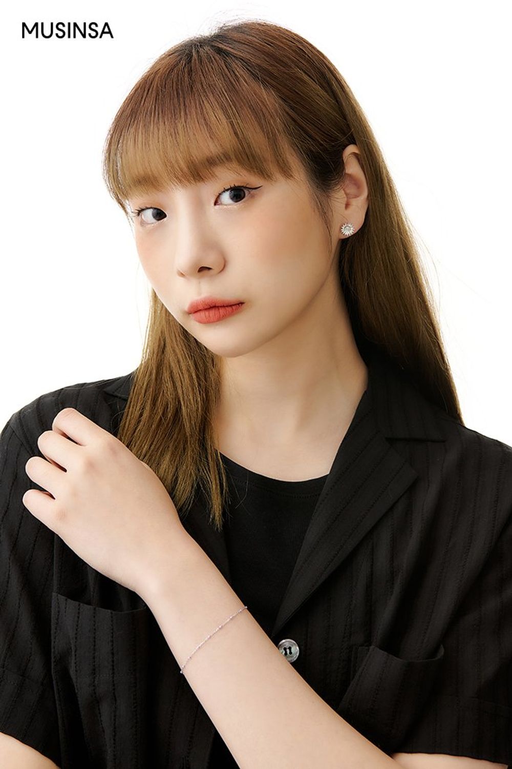 반팔 셔츠와 롱스커트를 매치하고 메리제인 슈즈를 더해 마무리한 걸리시 룩 #피크닉 #라탄 #핀턱 #맥시 #봄 #걸리시