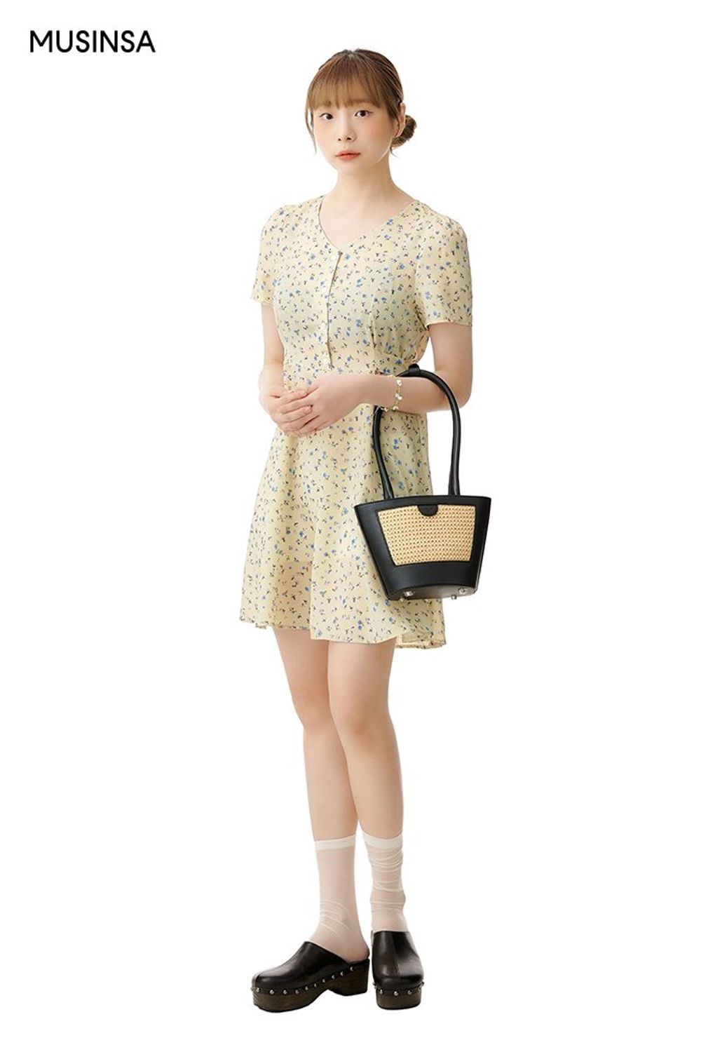 화사한 매력의 플라워 원피스로 꾸민 걸리시 룩 #화사한 #파스텔 #플라워 #여친룩 #라탄 #키높이 #봄 #걸리시