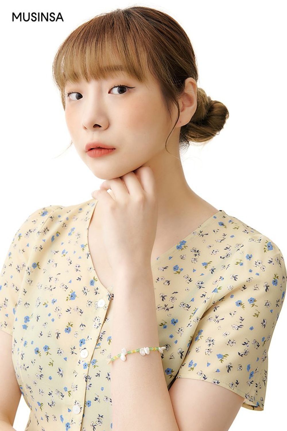화사한 매력의 플라워 원피스로 꾸민 걸리시 룩 #화사한 #파스텔 #플라워 #여친룩 #라탄 #키높이 #봄 #걸리시
