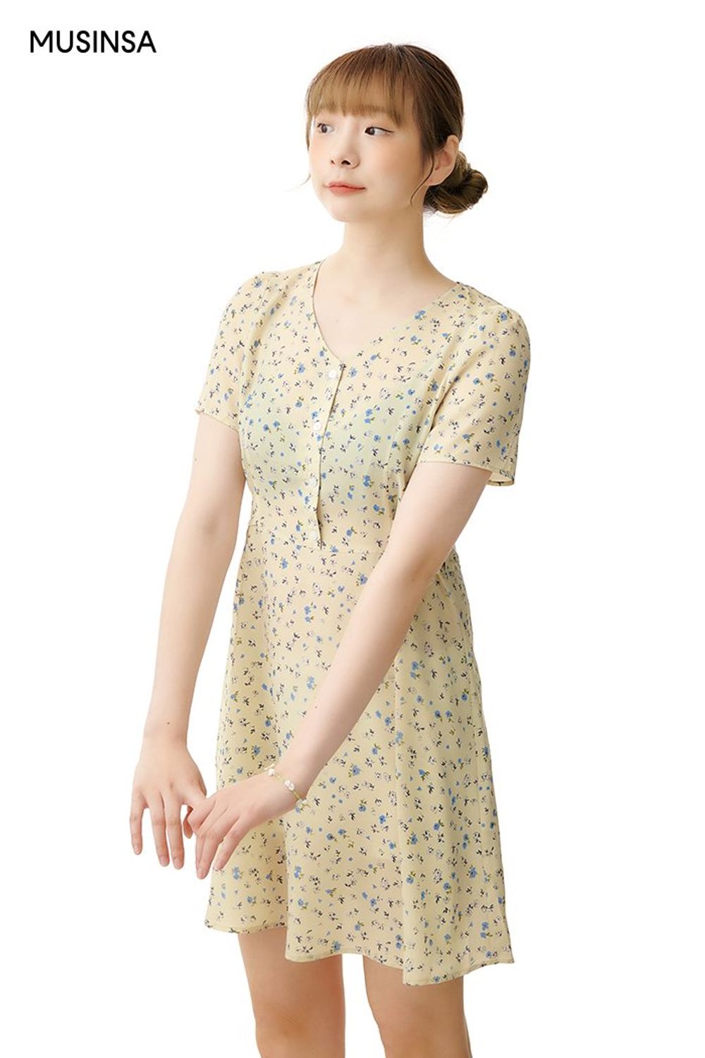 화사한 매력의 플라워 원피스로 꾸민 걸리시 룩 #화사한 #파스텔 #플라워 #여친룩 #라탄 #키높이 #봄 #걸리시