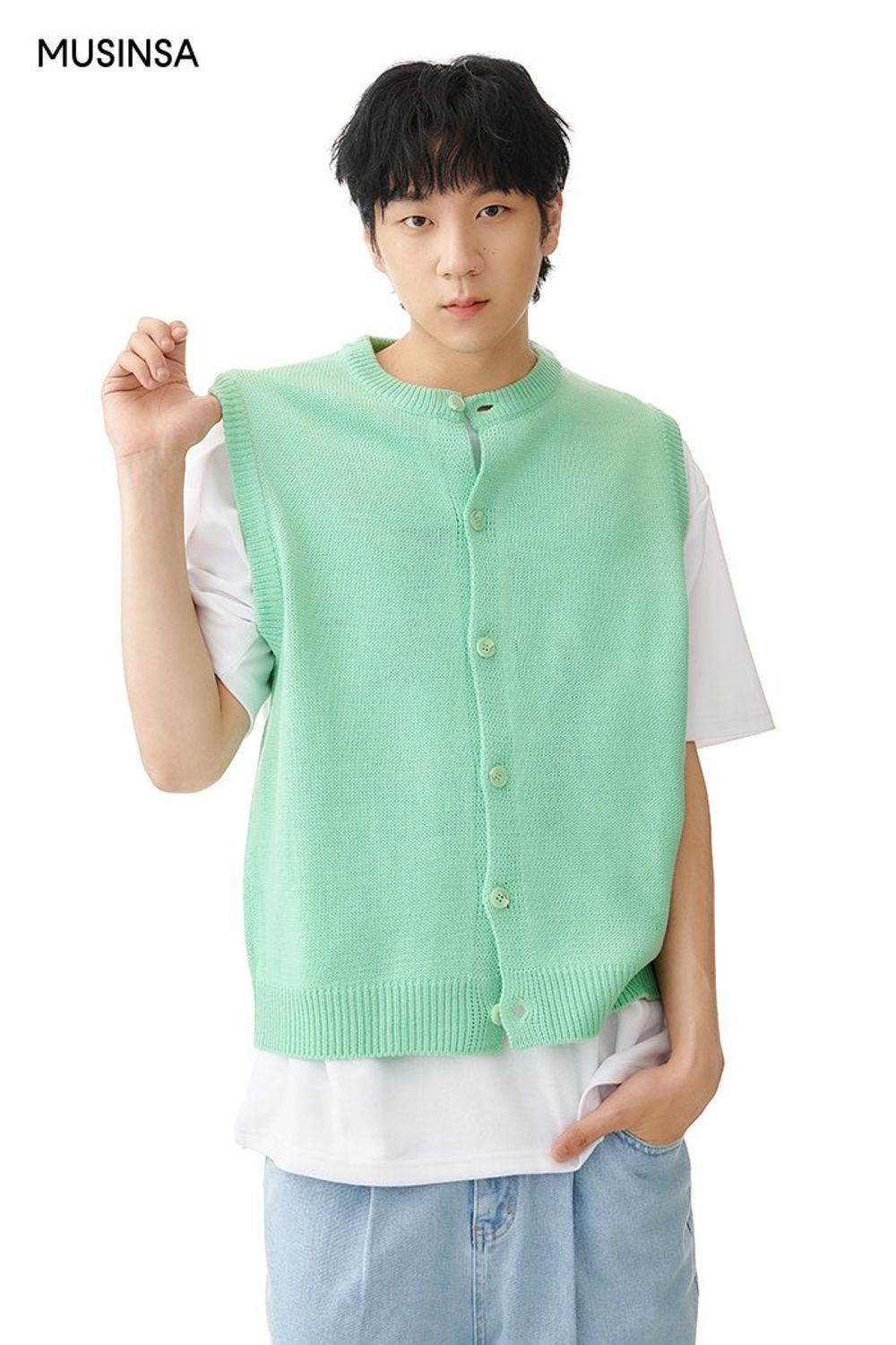니트 베스트를 레이어드하고 오버 핏 데님 팬츠를 매치한 캐주얼 룩 #오버핏 #컬러포인트 #파스텔 #캠퍼스 #핀턱 #봄 #캐주얼