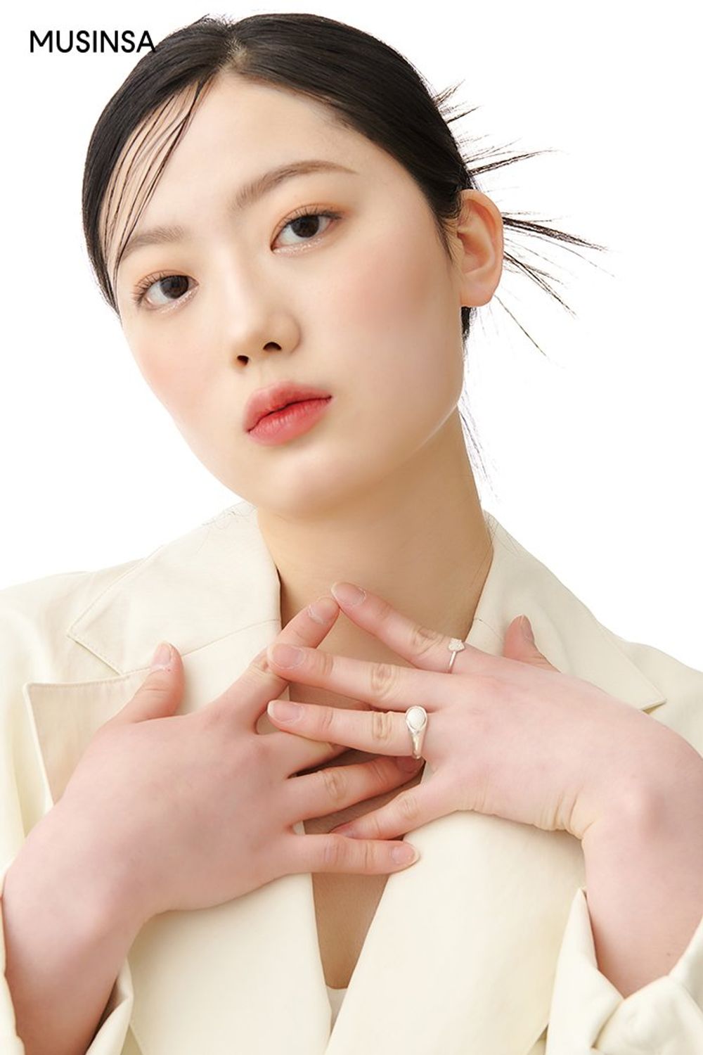 더블 베스트와 와이드 팬츠를 매치하고 코튼 재킷을 걸쳐 마무리한 로맨틱 룩 #화사한 #오버핏 #와이드핏 #뉴트럴톤 #컬러블록 #글로시 #하객 #봄 #로맨틱